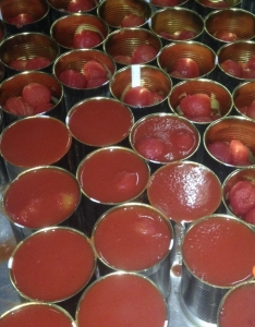 Peeled tomato in own juice